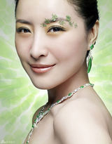 高清：王雅捷裸肩出镜 引领时尚彩妆风