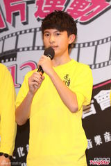 组图：台湾电影联合造势 郭书瑶秀美腿发红包