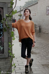 组图：邢宇菲秋日雨后私服街拍 文艺范十足