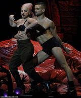 组图：LadyGaga巡演骚味浓 穿肉片装与猛男肉搏