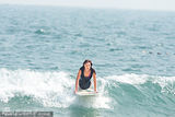 组图：乐基儿回港冲浪兴致高 丰乳湿身活力诱人