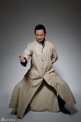 组图：影帝果静林新写真大变身尽显顽童风采