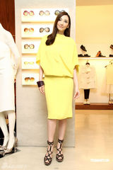 高清图：吴佩慈高腰酒瓶裙走秀 黄色套装妩媚明艳