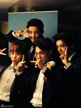 组图：EXO晒金唱片大奖纪念照 摆剪刀手庆贺