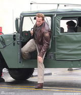 组图：施瓦辛格携子外出 开军用悍马气质彪悍