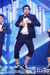 组图：EXO打榜夺冠 前WG宣美复出光脚秀长腿