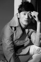 组图：刘一休闲写真 尽显型男硬朗魅力