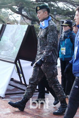 组图：韩星Rain军装帅气亮相爱国竞走大赛