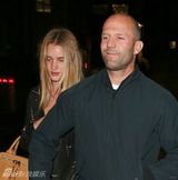 组图：斯坦森夜游体力好精神旺 女友罗西显疲惫