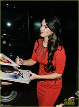 组图：打雷姐红裙优雅长发妩媚