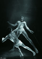 组图：李晨与艺术家共同打造水下“激情照”