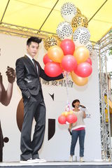 组图：比莉姐护子自曝闪婚周汤豪否认