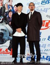 组图：河正宇新片首映 高成熙透视装露臀抢镜