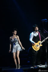 伍佰个唱工体变火星 孙燕姿蔡依林性感助阵(图)