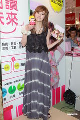 组图：傅颖为新书做宣传 人气爆棚销量飘红