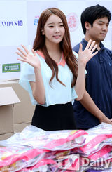 组图：韩团Dal shabet秀彬捐零食鼓励学生