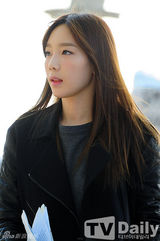 组图：少女时代赴华宣传黑白搭现身机场