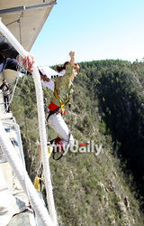 幻灯图： SBS《太极旗飘扬》南非拍摄 挑战蹦极
