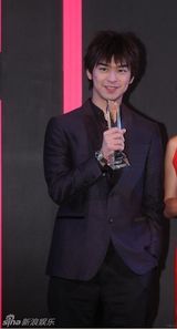 高清图：陈柏霖现身时尚活动 帅酷造型引发追捧