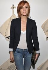 高清组图：阿什莉-辛普森裸妆亮相 牛仔裤秀纤细美腿