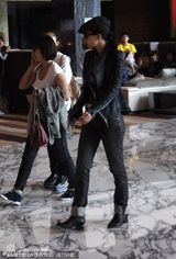 组图：阿朵素颜现身上海 不顾形象频拉裤显赘肉