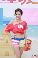 组图：白云梁政钰湿身抛胸大秀事业线