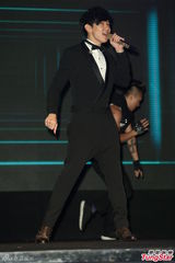 组图：林俊杰西装绅士献唱 自曝已一年未接吻