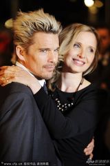 组图：《爱在午夜降临前》首映 伊桑搂朱丽搞怪