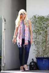 组图：帕丽斯-希尔顿怀揣两爱犬心花怒放玩得欢 