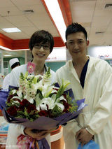 组图：《青年医生》现场庆生 赵宝刚送祝福