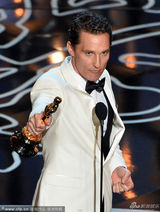 组图：马修-麦康纳荣获影帝 热吻妻子表达爱意