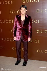 组图：郭富城出席时装展略显臃肿 刘嘉玲穿露背礼裙