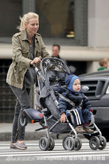 幻灯图集：娜奥米-沃茨和儿子外出 小家伙可爱