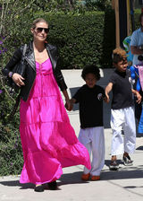 高清组图：海蒂-克鲁姆和儿子出行 夹克搭配长裙