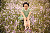 组图：于越碎花裙清爽写真 演绎盛夏田园风