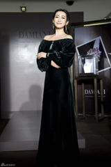 组图：秦海璐典雅亮相 获定制款婚戒疑好事将近