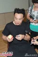 组图：陈奕迅开唱造型似黑山老妖 少说话多唱歌