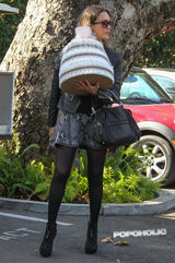 组图：阿尔芭透明黑丝外出购物 神色凝重满载归