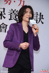 组图：萧敬腾帮擦保养品粉丝乐翻