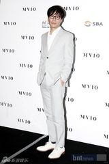 组图：李东旭车胜元等众星盛装出席首尔时装周 