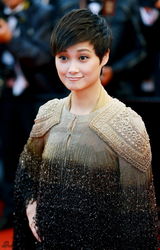 组图：李宇春戛纳再走红毯 8公斤礼服展中性风