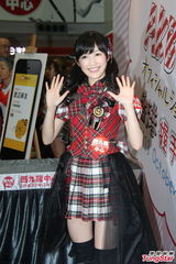 组图：AKB48渡边麻友访港大送飞吻 与粉丝握手