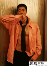 幻灯图：王励勤最新写真曝光 赤裸上身秀肌肉