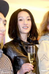 组图：周迅低调现身为品牌代言 展露精灵般笑容