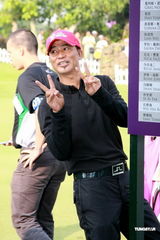 组图：任达华李小双同场出席高尔夫球赛