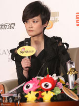 高清图：李宇春获网络盛典年度最具号召力艺人