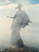 组图：蒂尔达-斯文顿《W》冷面光头变身外星人