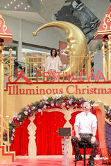 高清图：周迅化身月亮女神 求教诺贝尔奖得主高锟