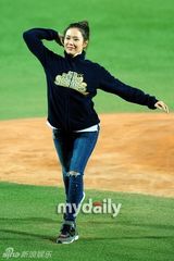 组图：孙艺珍亮相棒球比赛任开球嘉宾笑容迷人