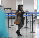 组图:小S现身机场业务繁忙 赶时间不惜淋雨上车